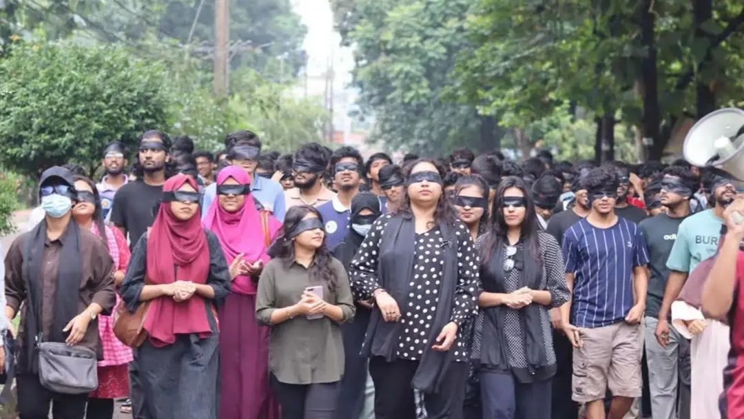চুয়েটে চোখ বেঁধে মিছিল, সাবেক ভিসিকে পুনর্বহালের দাবি