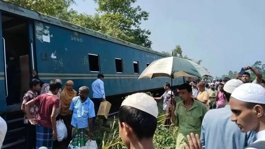 কুমিল্লায় কর্ণফুলী কমিউটারের ৩ বগি লাইনচ্যুত, আপলাইনে ট্রেন চলাচল বন্ধ