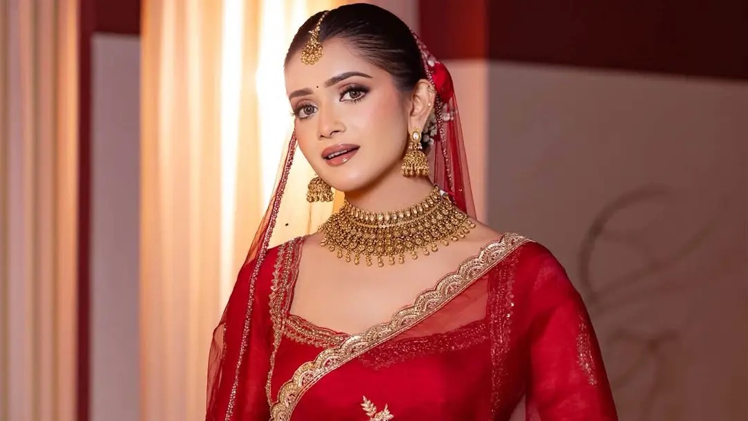 ফের শাড়ি নিয়ে বিতর্কে তানজিন তিশা