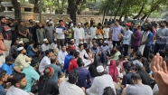 আওয়ামী লীগ নিষিদ্ধের দাবিতে উত্তাল ঢাকা, বিক্ষোভ চলছে যমুনার সামনে