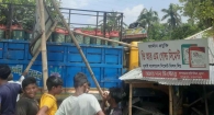 ইজিবাইককে ধাক্কা দিয়ে দোকানে ঢুকে গেল ট্রাক, নিহত ২