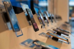 মুঠোফোনের আমদানি শুল্ক ৬০% কমল, দাম কত কমবে