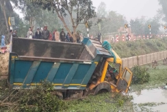 নওগাঁয় ডাম্পট্রাকের চাপায় ভ্যানের ৫ যাত্রী নিহত