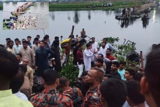 ব্রিজ ভেঙে নদীতে পড়ল শতাধিক মানুষ, নিহত ৪ শিশু