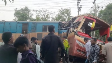 কুমিল্লায় বাসে ট্রেনের ধাক্কা, নিহত বেড়ে ১২