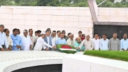 জিয়াউর রহমান ও খালেদা জিয়ার সমাধিতে প্রধানমন্ত্রীর শ্রদ্ধা