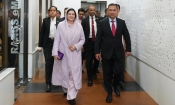 অন্য বিমানে ফেরার সুযোগ থাকলেও সফরসঙ্গীদের ছাড়েননি প্রধানমন্ত্রী