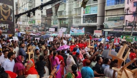 বৃষ্টির মধ্যেও রাজধানীতে আওয়ামী লীগের বিক্ষোভ-মিছিল