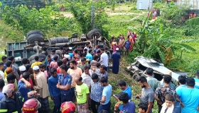 কুমিল্লায় ট্রাকের ধাক্কায় মাইক্রোবাসে খাদে, নিহত ২