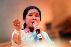 মারা গেছেন কিংবদন্তী সঙ্গীতশিল্পী আশা ভোঁসলে